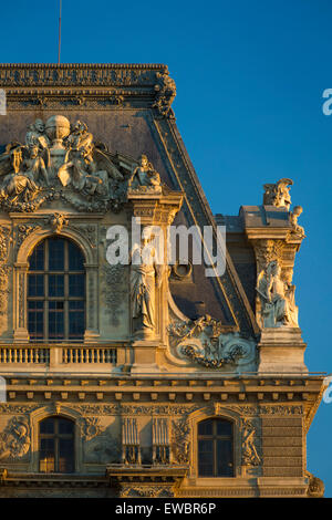 Abendsonne auf den architektonischen Details im Musée du Louvre, Paris, Frankreich Stockfoto