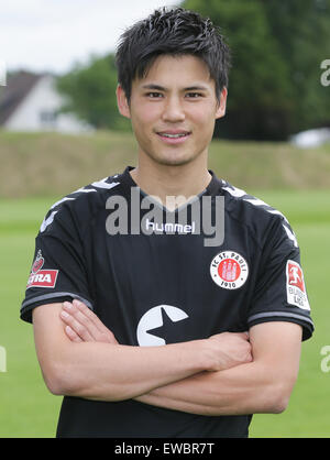 Hamburg, Deutschland. 22. Juni 2015. St. Pauli Ryo Miyaichi Posen nach dem Anpfiff Trainingseinheit des deutschen Zweitligisten Bundesliga Fußball Verein FC St. Pauli in Hamburg, Deutschland, 22. Juni 2015. Foto: Axel Heimken/Dpa/Alamy Live News Stockfoto