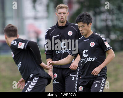 Hamburg, Deutschland. 22. Juni 2015. St. Pauli Lasse Sobiech (C) Uhren Teamkollege Ryo Miyaichi (R) beim Kick-off Training des deutschen Zweitligisten Fußball-Bundesligisten FC St. Pauli in Hamburg, Deutschland, 22. Juni 2015. Foto: Axel Heimken/Dpa/Alamy Live News Stockfoto