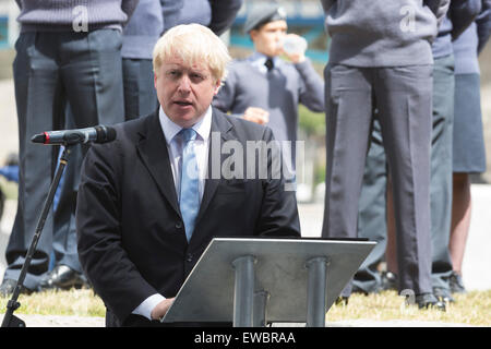 London, UK. 22. Juni 2015. Boris Johnson, Bürgermeister von London und London Assembly Mitglieder schlossen sich britische Streitkräfte für eine Flagge, die Erhöhung der Zeremonie im Rathaus, die Mut und das Engagement des Servicepersonals Vergangenheit und Gegenwart vor Armed Forces Day zu Ehren. Bildnachweis: Nick Savage/Alamy Live-Nachrichten Stockfoto