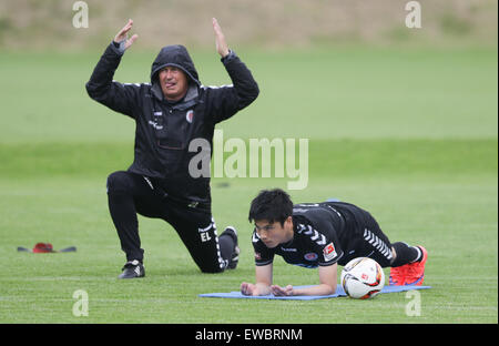 Hamburg, Deutschland. 22. Juni 2015. St. Paulis Trainer Ewald Lienen (L) und seine Spieler Ryo Miyaichi (R) beim Kick-off Training des deutschen Zweitligisten Fußball-Bundesligisten FC St. Pauli in Hamburg, Deutschland, 22. Juni 2015. Foto: Axel Heimken/Dpa/Alamy Live News Stockfoto