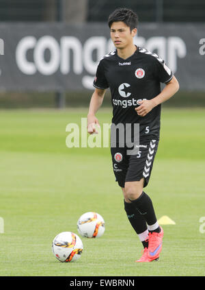 Hamburg, Deutschland. 22. Juni 2015. St. Pauli's Ryo Miyaichi in Aktion während des Trainings zum Auftakt des deutschen Zweitligisten Bundesliga Fußball club FC St. Pauli in Hamburg, Deutschland, 22. Juni 2015. Foto: Axel Heimken/Dpa/Alamy Live News Stockfoto