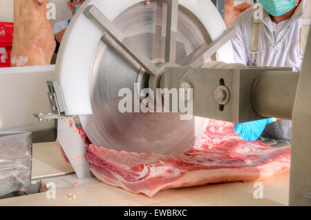 Nahaufnahme der Fleischverarbeitung in der Lebensmittelindustrie Stockfoto