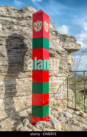 Grenzposten an der Grenze mit dem Emblem der Russland Stockfoto
