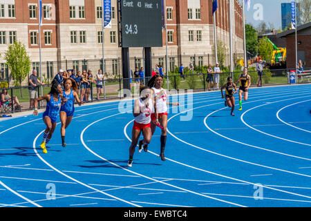 Staffellauf für Frauen bei den Kentucky-Relais.  Dies wurde an der University of Kentucky mit Outdoor-Leichtathletik statt. Stockfoto