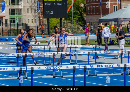 Hürden für Frauen bei den Kentucky-Relais.  Dies wurde an der University of Kentucky mit Outdoor-Leichtathletik Wettbewerb statt Stockfoto