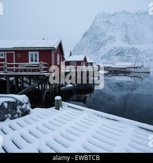 Traditionelle rote Rorbu Kabinen im Winter, Reine, Moskenesøy, Lofoten Inseln, Norwegen Stockfoto