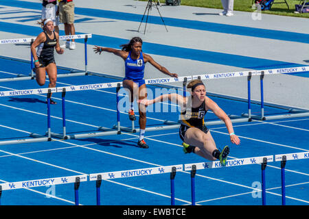 Hürden für Frauen bei den Kentucky-Relais.  Dies wurde an der University of Kentucky mit Outdoor-Leichtathletik Wettbewerb statt Stockfoto