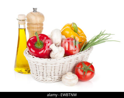 Frisches Gemüse und Pilze mit Olivenöl und Pfeffer Shaker. Isoliert auf weißem Hintergrund Stockfoto