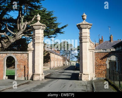 Bulkeley Immobilien Arbeiter Häuser und Gateway, Stanley Street, Beaumaris Anglesey, North Wales, UK Stockfoto