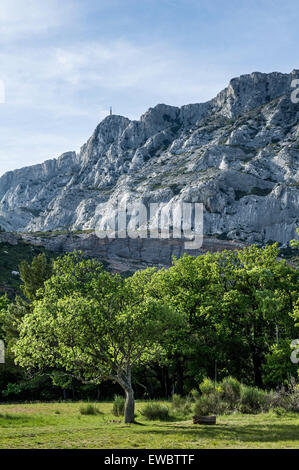 Die "Montagne Sainte Victoire" Kalkberge (Südost-Frankreich) Stockfoto