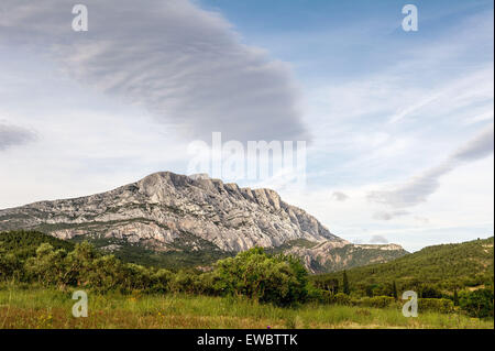 Die "Montagne Sainte Victoire" Kalkberge (Südost-Frankreich) Stockfoto