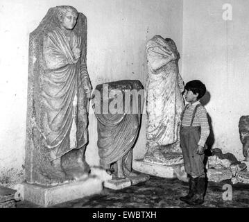 Kind vor den römischen Statuen, Fiano Romano, 1960 Stockfoto