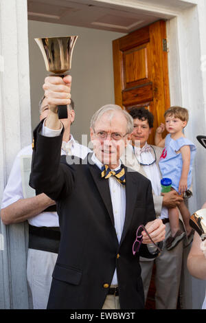 Charleston resident Ring Glockenblumen außerhalb St. Michaels Church als Glocken läuten in der ganzen Stadt zu Ehren der neun Menschen getötet Mutter Emanuel African Methodist Episcopal Church 21. Juni 2015 in Charleston, South Carolina. Früher in der Woche getötet ein weißes Supremacist Schütze 9 Mitglieder in der historisch schwarze Kirche. Stockfoto