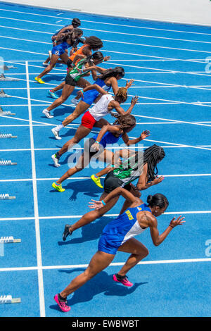 Fuß-Rennen für Frauen bei den Kentucky-Relais.  Dies wurde an der University of Kentucky mit Outdoor-Leichtathletik statt. Stockfoto
