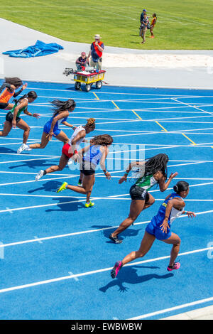 Fuß-Rennen für Frauen bei den Kentucky-Relais.  Dies wurde an der University of Kentucky mit Outdoor-Leichtathletik statt. Stockfoto