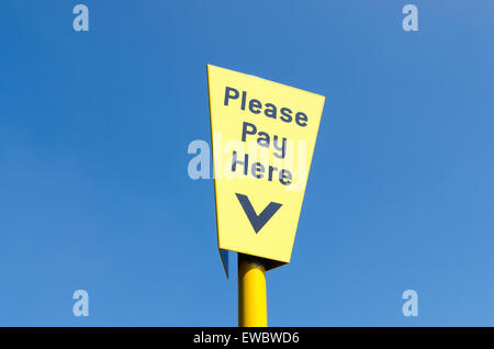 Bitte melden Sie hier zahlen, blaue und gelbe Parkplatz gegen blauen Himmel