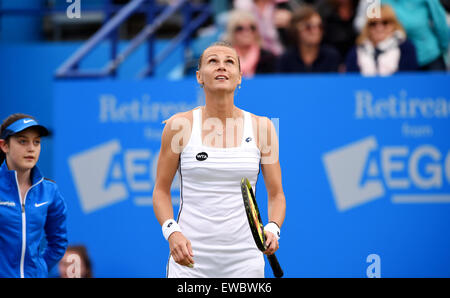 Eastbourne, Sussex, UK. 22. Juni 2015. Magdalena Rybarikova der Slowakei ist nicht glücklich mit dem rutschigen Gericht in ihrem Match gegen Svetlana Kuznetsova Russlands bei den Aegon International Tennisturnier in Devonshire Park Eastbourne Credit: Simon Dack/Alamy Live News Stockfoto