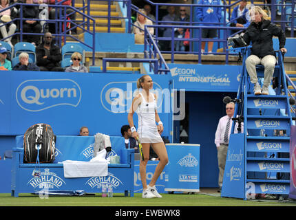 Eastbourne, Sussex, UK. 22. Juni 2015. Magdalena Rybarikova der Slowakei ist nicht glücklich mit dem rutschigen Gericht in ihrem Match gegen Svetlana Kuznetsova Russlands bei den Aegon International Tennisturnier in Devonshire Park Eastbourne Credit: Simon Dack/Alamy Live News Stockfoto