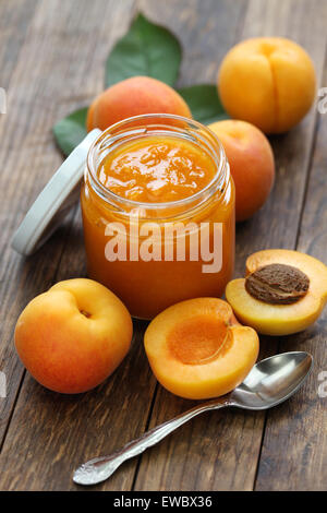 hausgemachte Marillenmarmelade Stockfoto