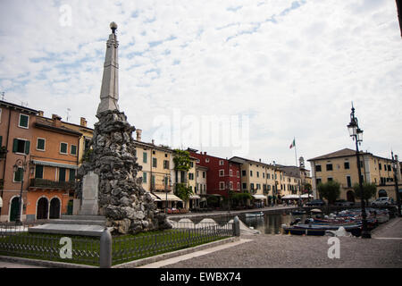 Blick auf den Platz in Lazise am Gardasee Italien Stockfoto