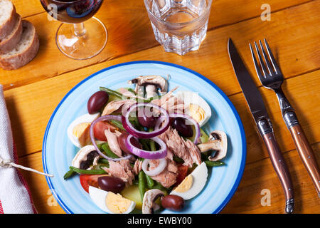 französischer Salat Nicoise auf einem Teller Stockfoto