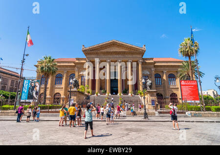 PALERMO, Italien - 16. August 2014: Touristen vor berühmten Opernhaus Teatro Massimo in Palermo, Sizilien, Italien. Stockfoto