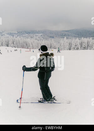 Kopaonik, Serbien - 13. März 2015: Skitouren an klaren bewölkten Tag. Junges Mädchen im Skianzug. Skifahrerin auf Berg stehend sl Stockfoto