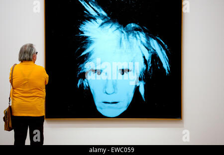 München, Deutschland. 22. Juni 2015. Ein Besucher schaut das Bild "Self Portrait (1986)" von Andy Warhol im Museum Brandhorst in München, 22. Juni 2015. Die Ausstellung "Ja! JA! JA! WARHOLMANIA IN München "läuft vom 23. Juni bis 18. Oktober 2015 im Museum Brandhorst. Foto: SVEN HOPPE/Dpa/Alamy Live News Stockfoto