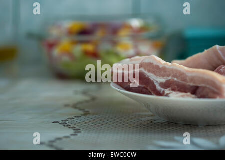 Schweinerippchen auf einem Teller, rustikales Ambiente rund um - selektiven Fokus Stockfoto