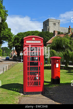 Telefon-Kiosk, post-Säule Box und Kirche Turm, Dornweiler, Norfolk, England, UK Stockfoto