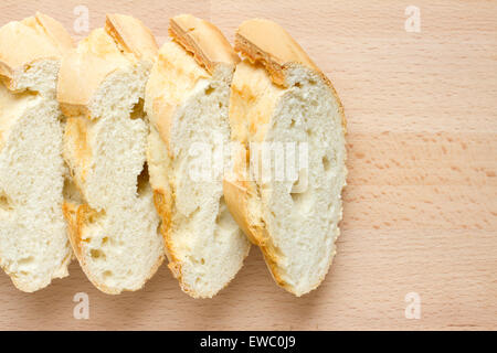 In Scheiben frisches Baguette auf einem Holzbrett Stockfoto