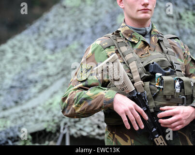 Münster, Deutschland. 22. Juni 2015. Ein niederländischer Soldat der NATO Response Force ist vor einem Besuch von mehreren Verteidigungsminister in Münster, 22. Juni 2015 abgebildet. Die internationale Einheit in Münster "Speerspitze derzeit Formen der so genannten" von den sehr hohen Bereitschaft Joint Task Force (VJTF). Foto: CAROLINE SEIDEL/Dpa/Alamy Live News Stockfoto