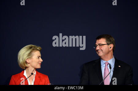 Münster, Deutschland. 22. Juni 2015. Deutsche Verteidigungsministerin Ursula von der Leyen (L) und US-Sekretärin der Verteidigung Ashton Carter besuchen eine Pressekonferenz, die nach einem Besuch der I. deutsch/niederländischen Korps in Münster, 22. Juni 2015. Foto: CAROLINE SEIDEL/Dpa/Alamy Live News Stockfoto