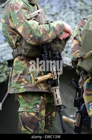 Münster, Deutschland. 22. Juni 2015. Niederländische Soldaten der NATO Response Force sind vor einem Besuch von mehreren Verteidigungsminister in Münster, 22. Juni 2015 abgebildet. Die internationale Einheit in Münster "Speerspitze derzeit Formen der so genannten" von den sehr hohen Bereitschaft Joint Task Force (VJTF). Foto: CAROLINE SEIDEL/Dpa/Alamy Live News Stockfoto