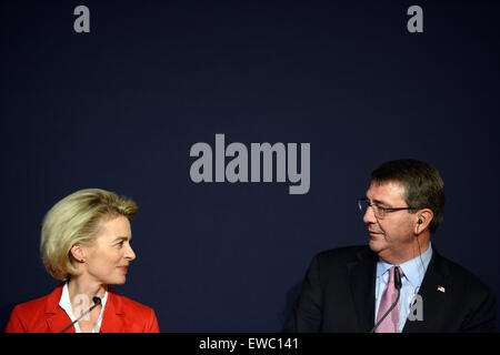 Münster, Deutschland. 22. Juni 2015. Deutsche Verteidigungsministerin Ursula von der Leyen (L) und US-Sekretärin der Verteidigung Ashton Carter besuchen eine Pressekonferenz, die nach einem Besuch der I. deutsch/niederländischen Korps in Münster, 22. Juni 2015. Foto: CAROLINE SEIDEL/Dpa/Alamy Live News Stockfoto