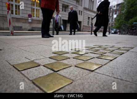 Hamburg, Deutschland. 22. Juni 2015. Ein Fußgänger befasst sich mit den 20 Steinen vor dem Gebäude der patriotischen Gesellschaft in Hamburg, Deutschland, 22. Juni 2015 stolpern. Durch Enthüllung 20 stolpern Steinen erinnert an Hamburgs patriotische Gesellschaft ihre jüdischen Mitglieder während der Herrschaft des Nationalsozialismus in Deutschland vertrieben. Foto: CHRISTIAN CHARISIUS/Dpa/Alamy Live News Stockfoto