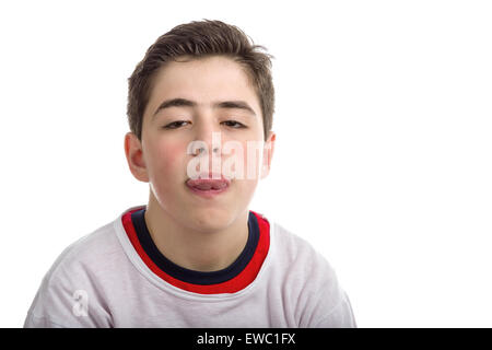 Kaukasische glattschalige junge rot Langarm Hemd macht Gesichter zeigt seine Zunge Stockfoto