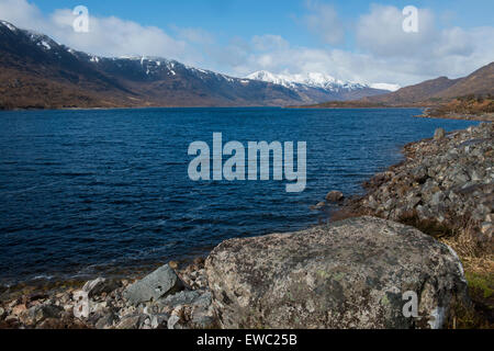 Berge mit Schnee und See Cluanie in den Highlands von Schottland mit See, Schnee und Berge von Stein, Bild Daan Kloeg, Commee Stockfoto