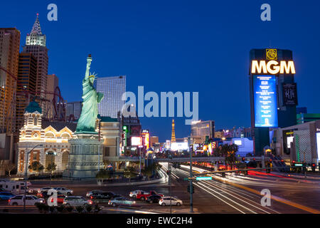 Las Vegas Boulevard "The Strip" Langzeitbelichtung Nacht erschossen. Ansicht des MGM Grand Hotel and New York New York Hotel Stockfoto