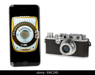 Alte Leica Kamera und eine moderne Belichtungsmesser-Anwendung auf einem Smartphone. Stockfoto