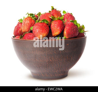 Reife saftige Erdbeeren in einer Keramikschale isoliert auf weißem Hintergrund Stockfoto