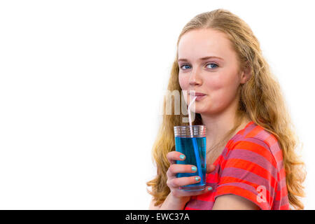 Blonde europäische Teenager trinken blaue Limonade mit Stroh isoliert auf weißem Hintergrund Stockfoto