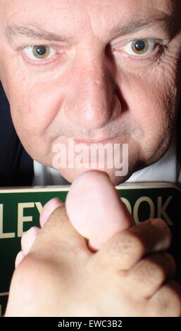 Ein Mann Zehen prüft bei den World Toe Wrestling Championships, um sicherzustellen, dass sie korrekt positioniert, Derbyshire England Großbritannien Stockfoto