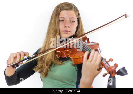 Kaukasische Teenager-Mädchen mit langen blonden Haaren Geigenspiel isoliert auf weißem Hintergrund Stockfoto