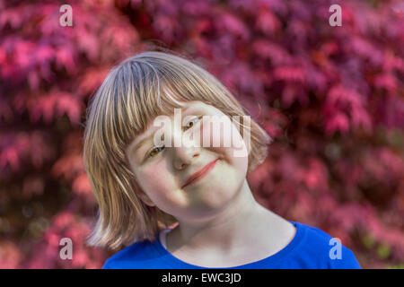 Kaukasisches Mädchen mit Roter Ahorn Blätter im Herbst als Hintergrund Stockfoto