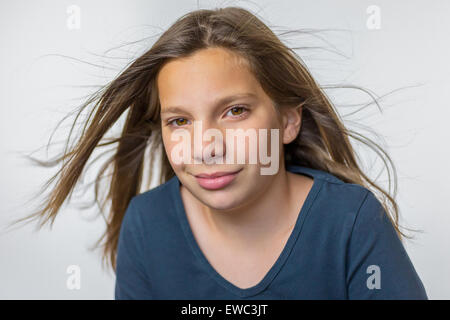 Kaukasische Teenager-Mädchen mit langen geblasenen Haare isoliert auf weißem Hintergrund Stockfoto