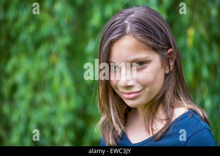 Porträt des kaukasischen Mädchens vor grüne Weide Stockfoto