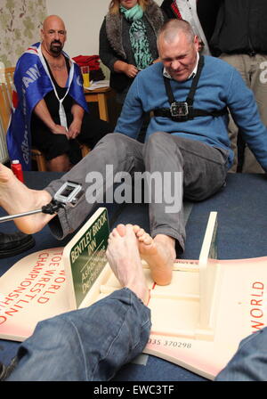 Die Teilnehmer kämpfen bei den Toe Wrestling Championships im Dorf Fenny Bentley in Derbyshire, England, gegen ihn Stockfoto