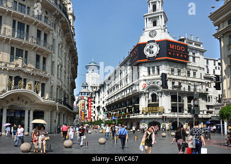 Besucher an der Nanjing Road. Die Haupteinkaufsstraße von Shanghai. Einer der belebtesten Einkaufsstraßen der Welt. East Nanjing Road Stockfoto